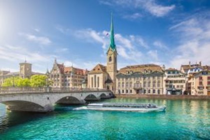 Klassenfahrt Zürich: Blick auf die Altstadt und historische Gebäude