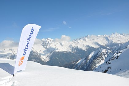Alpetour-Flagge im Skigebiet Ahrntal