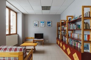 Bibliothek mit Fernseher und Büchern