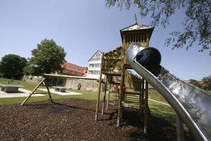 Spielwiese mit Rutsche und Tischtennis Pressmind Bild-ID : 3777503