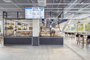 Frischeinsel mit Frontcooking und Shop-Angebot